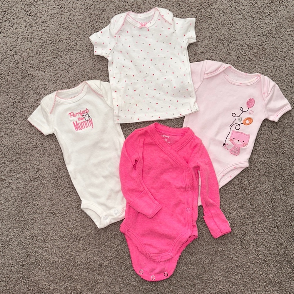 🏷️ 5 for $25 🏷️ newborn girl set, 3 onesies and 1 shirt